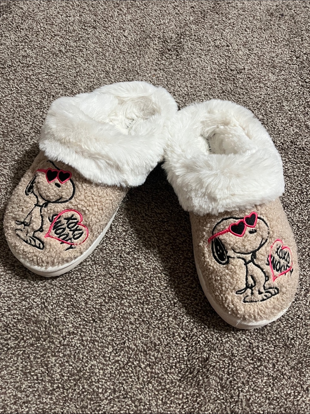 American Eagle Outfitters platform Fuzzy Snoopy Slippers with Pink Accents